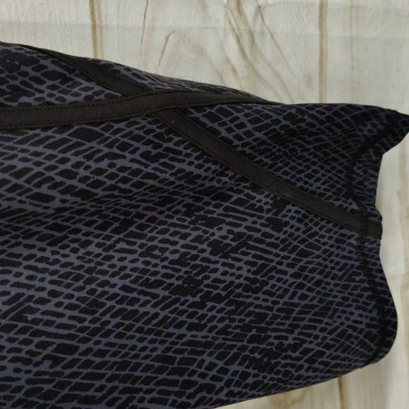 Livi Active Plus Size Cropped Leggings High Rise Wide Waist Black & Grey Design - Picture 6 of 11